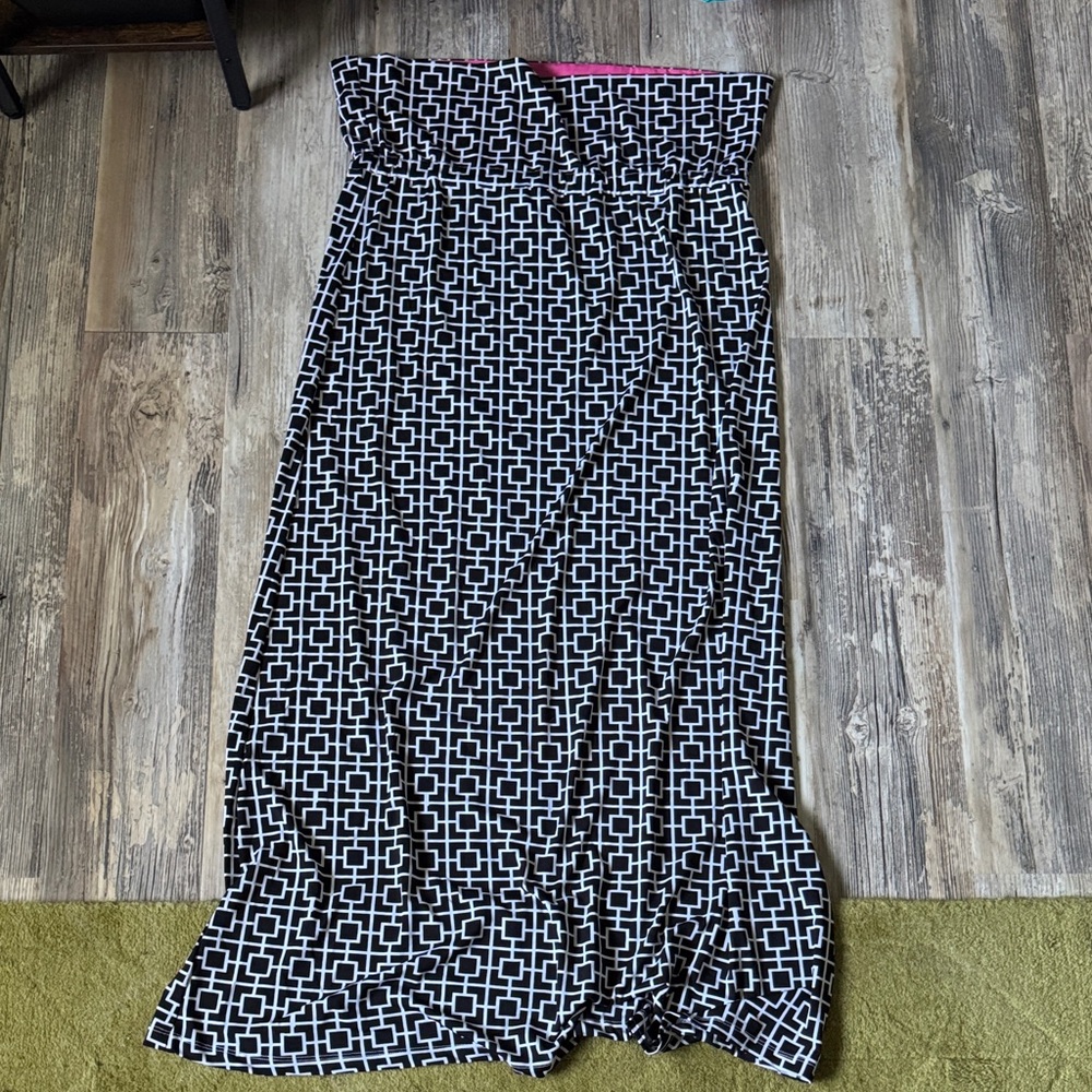 Island Republic Black and White Geometric tub top maxi dress with Pink Accent